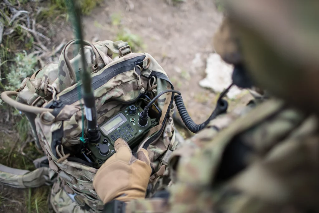 Ein L3Harris Falcon III-Funkgerät AN/PRC-160 im Einsatz.