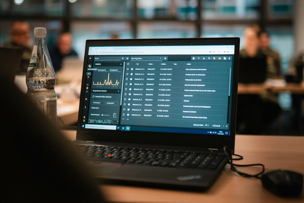 Die Crowd Information Platform (CIP) durchsucht relevante Kanäle im Internet mit Fokus auf Social-Media-Plattformen nach relevanten Informationen – und verbessert das Lagebild durch eine zusätzliche Analyseebene.