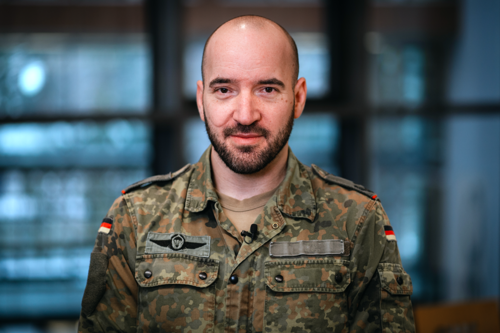 Oberstleuntnant Tomas T. vom Zentrum für Geoinformationswesen der Bundeswehr begleitet als Nutzer das Innovationsvorhaben und gibt aus erster Hand Feedback für Anpassungen an der Software.