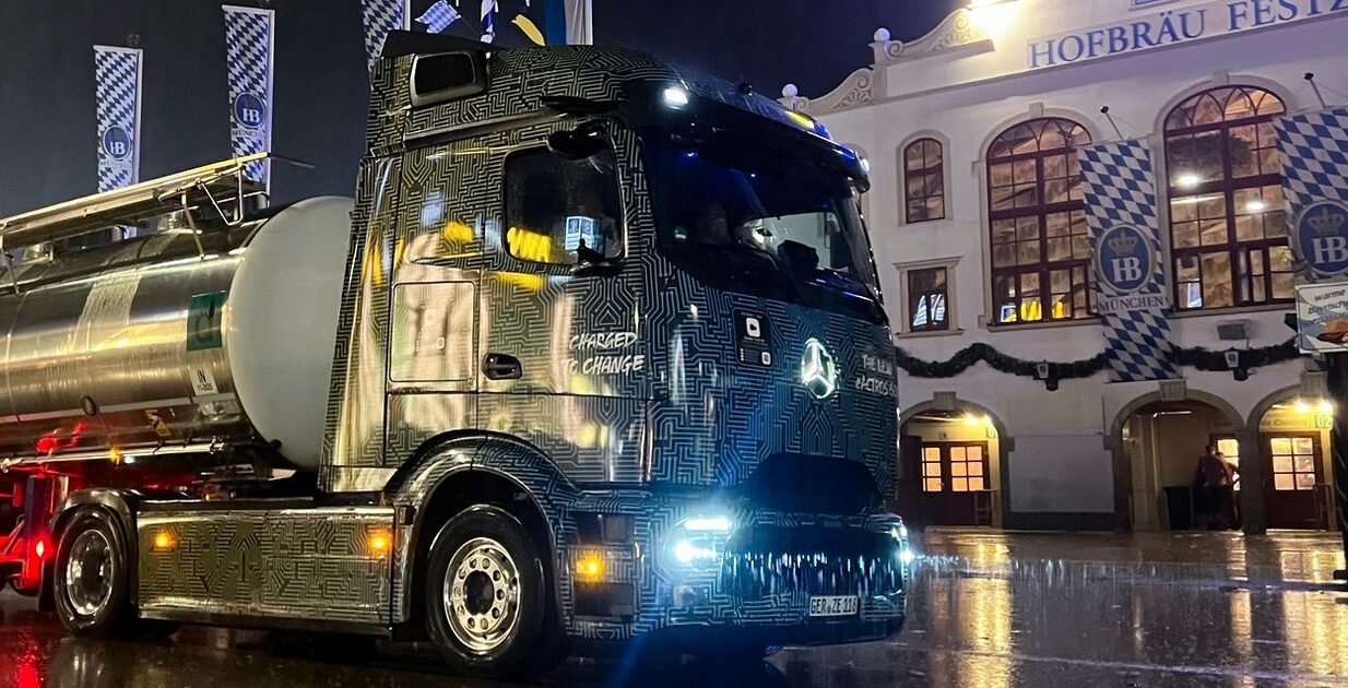 Elektro-Lkw: e-zapft is! Mercedes-Benz eActros 600 beliefert Münchner Oktoberfest mit rund 82.000 Litern Bier und frischen Wiesnbrezn.