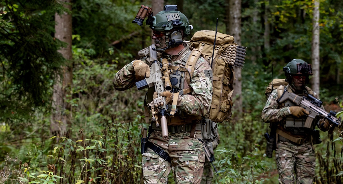 Soldaten ausgestattet mir der Push-to-Talk-Lösung der CT MultiPTT-Serie von CEOTronics.