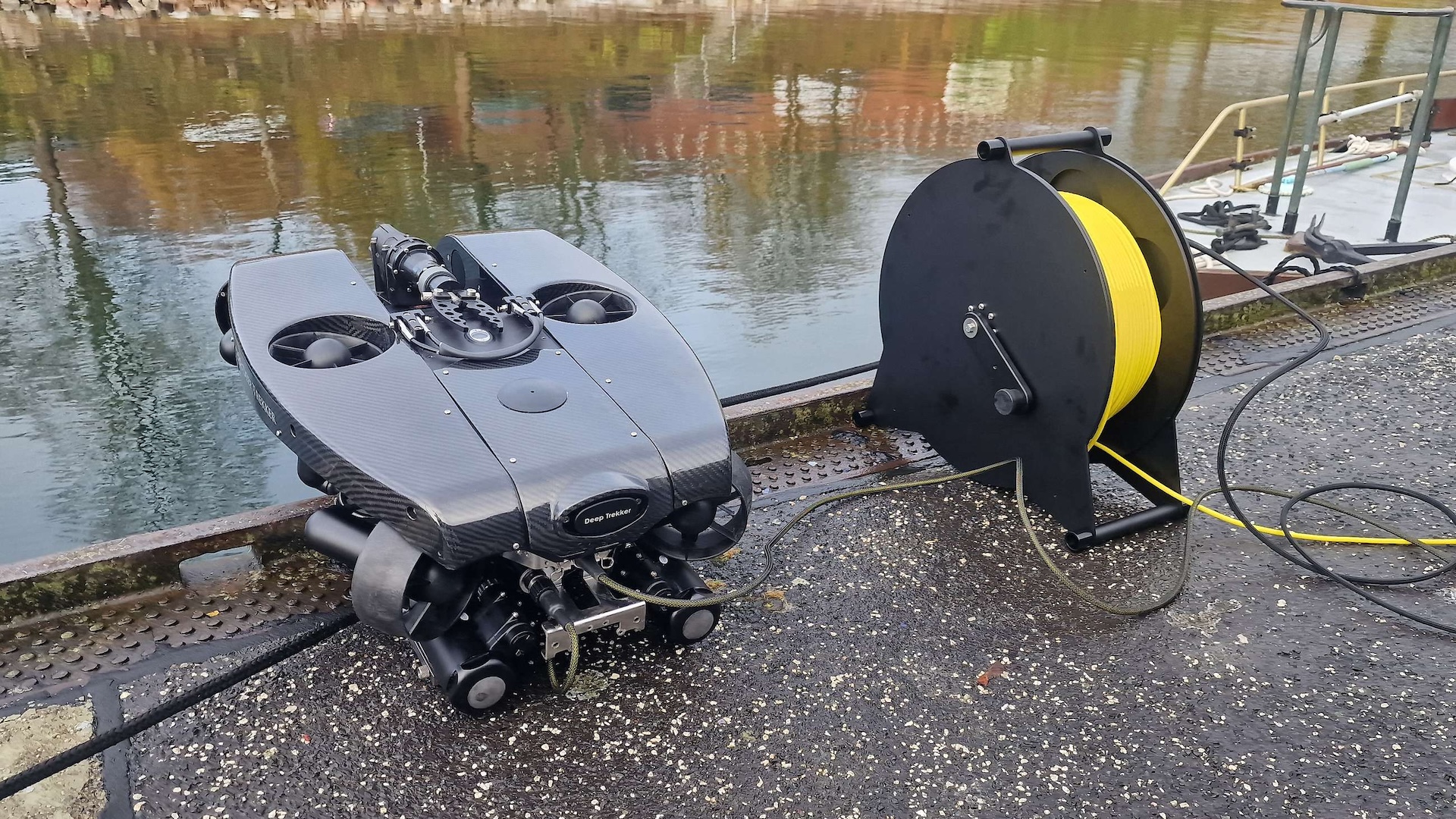 Rebreather und die kabelgesteuerte Unterwasserdrohne Deep Trekker REVOLUTION.