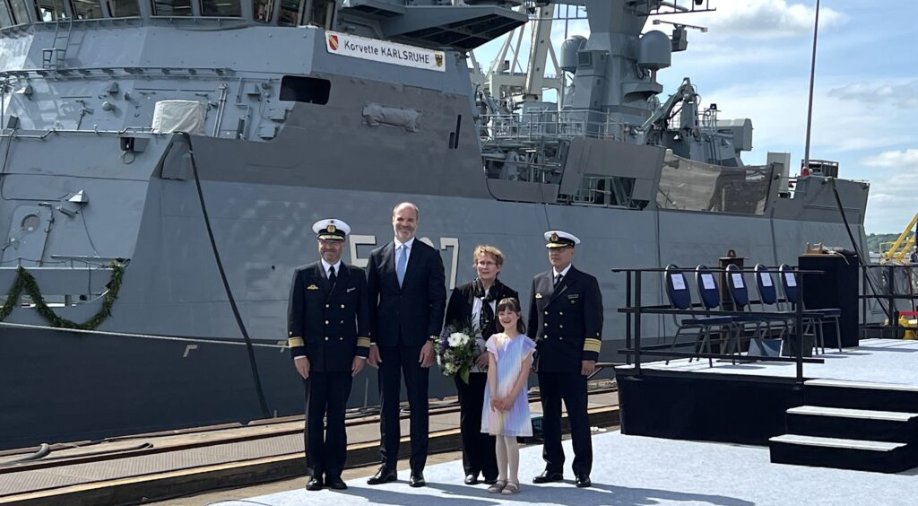 Die Ehrengäste (v. l. n. r.): Flottillenadmiral Andreas Czerwinski, Abteilungsleiter See im BAAINBw, Tim Wagner, CEO der NVL B V & Co. KG, die erste Bürgermeisterin der Stadt Karlsruhe, Gabriele Luczak-Schwarz, das Blumenkind sowie der Inspekteur der Marine, Vizeadmiral Jan Christian Kaack.