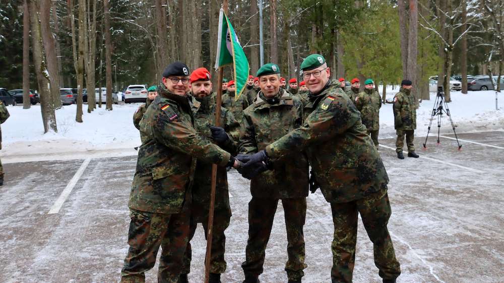 Kommandübergabe der eVA-Brigade in Litauen: Oberst Marco Eggert (l.), Kommandeur der Panzerbrigade 21, Generalmajor Heico Hübner (2.v.r.), Kommandeur der 1. Panzerdivision und Brigadegeneral Christian Nawrat (r.), Kommandeur der Panzergrenadierbrigade 41 Bundeswehr/Benjamin Altrogge