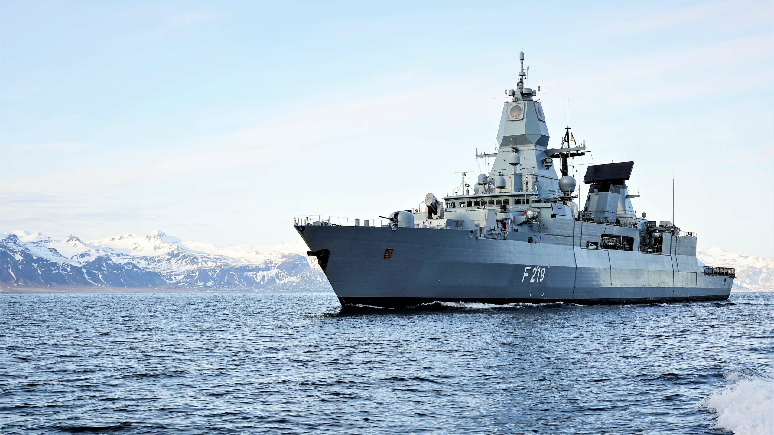 Northern Viking: Die „SACHSEN” vor Island. Foto: Bundeswehr / Lukas Kersten