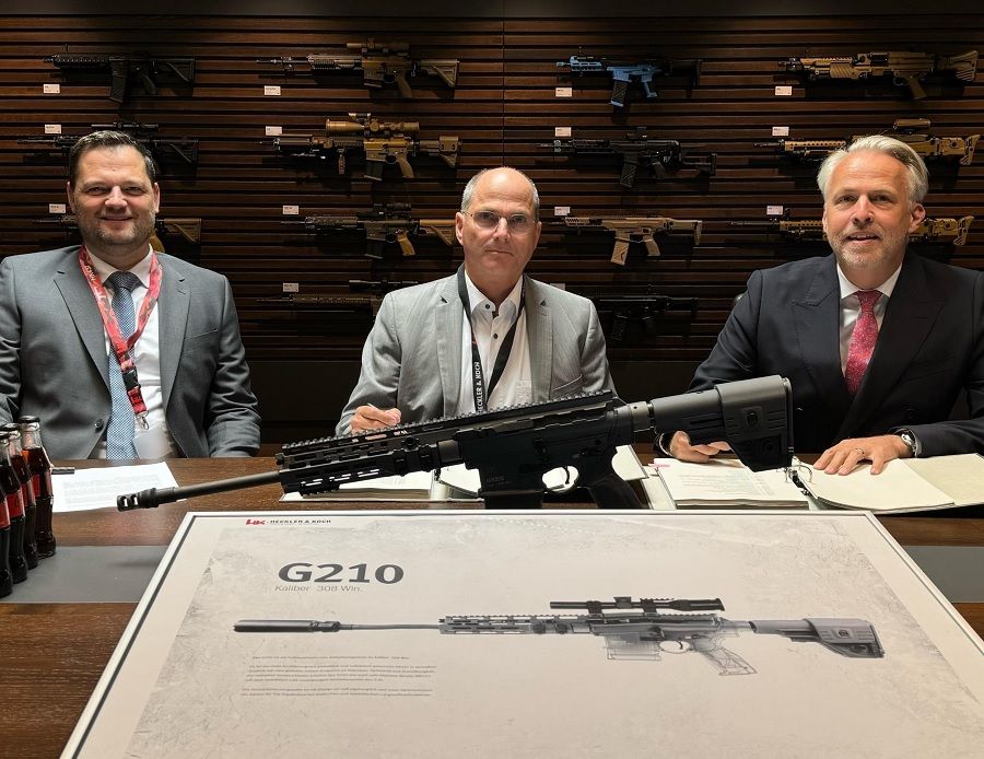 Mit G210: Vorstandsvorsitzender Dr.-Ing. Jens Bodo Koch bei der Vertragsunterschrift mit Arno Trebbin (BaAINBw) und Vertriebsvorstand Marco Geißinger.