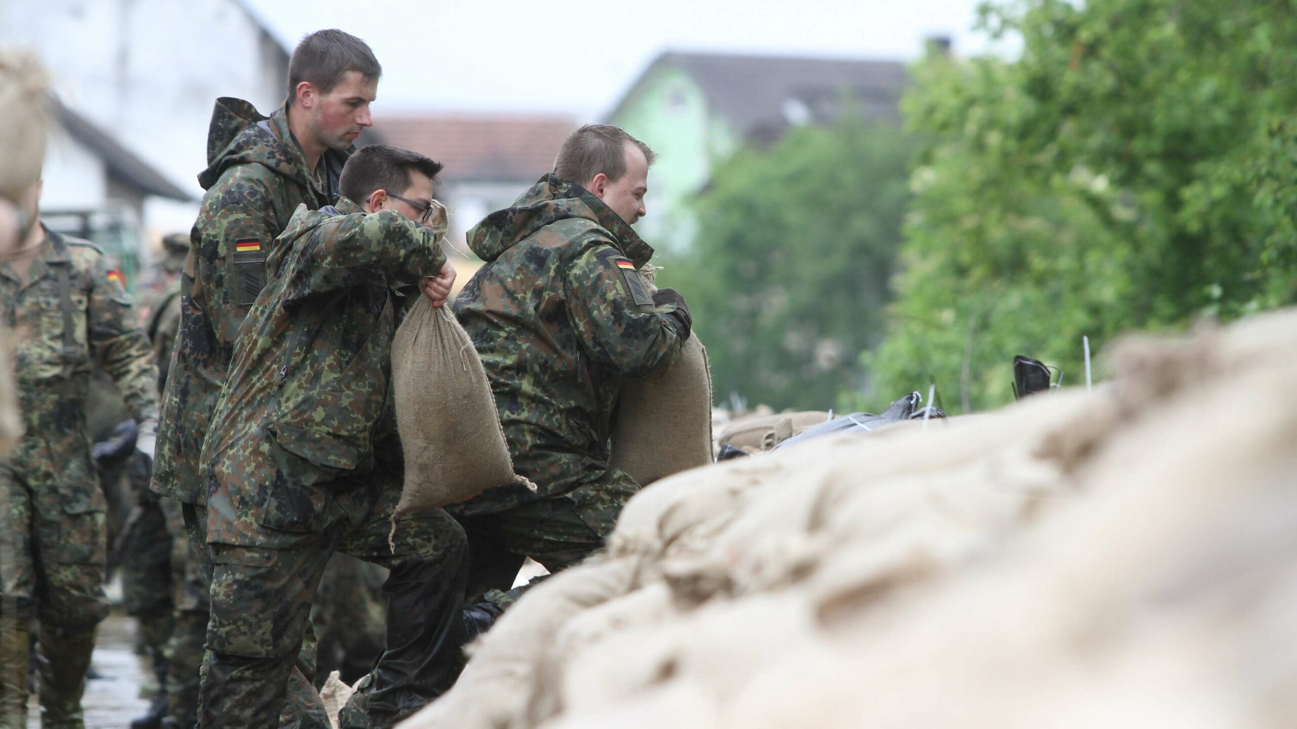 Polen: Noch keine Entwarnung – Häufigere Hochwassernotlagen führen dazu, dass auch die Bundeswehr häufiger gerufen wird, wie aktuell als Unterstützung von den polnischen Streitkräften. Das Bild zeigt Kameraden im Juni, die in den bayerischen Hochwassergebieten halfen.