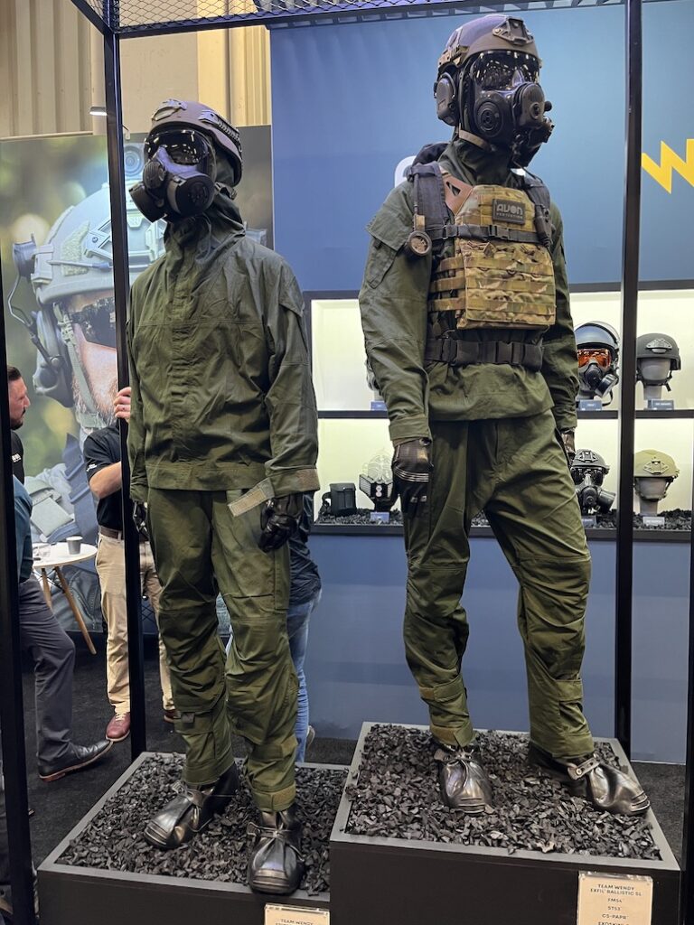 Eindruck vom EXOSKIN-S1 CBRN-Schutzanzug von Avon Protection auf der Enforce Tac 2024 in Nürnberg.