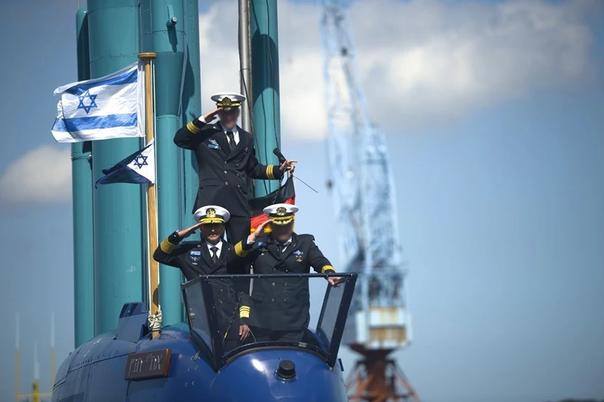Marineoffiziere überführen ein in Deutschland gebautes israelisches U-Boot nach Israel.