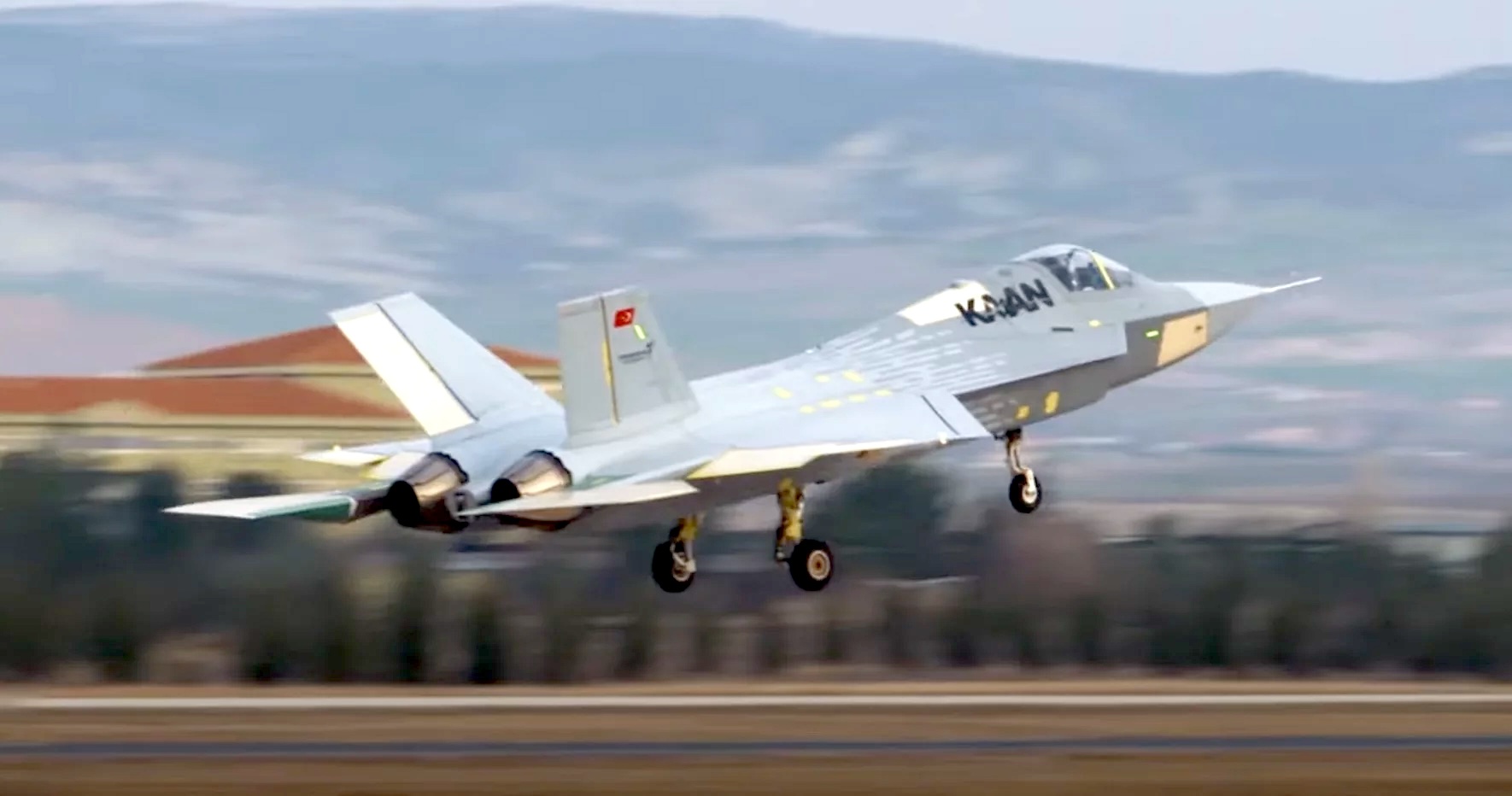 Der türkische Kampfjet KAAN hebt ab.