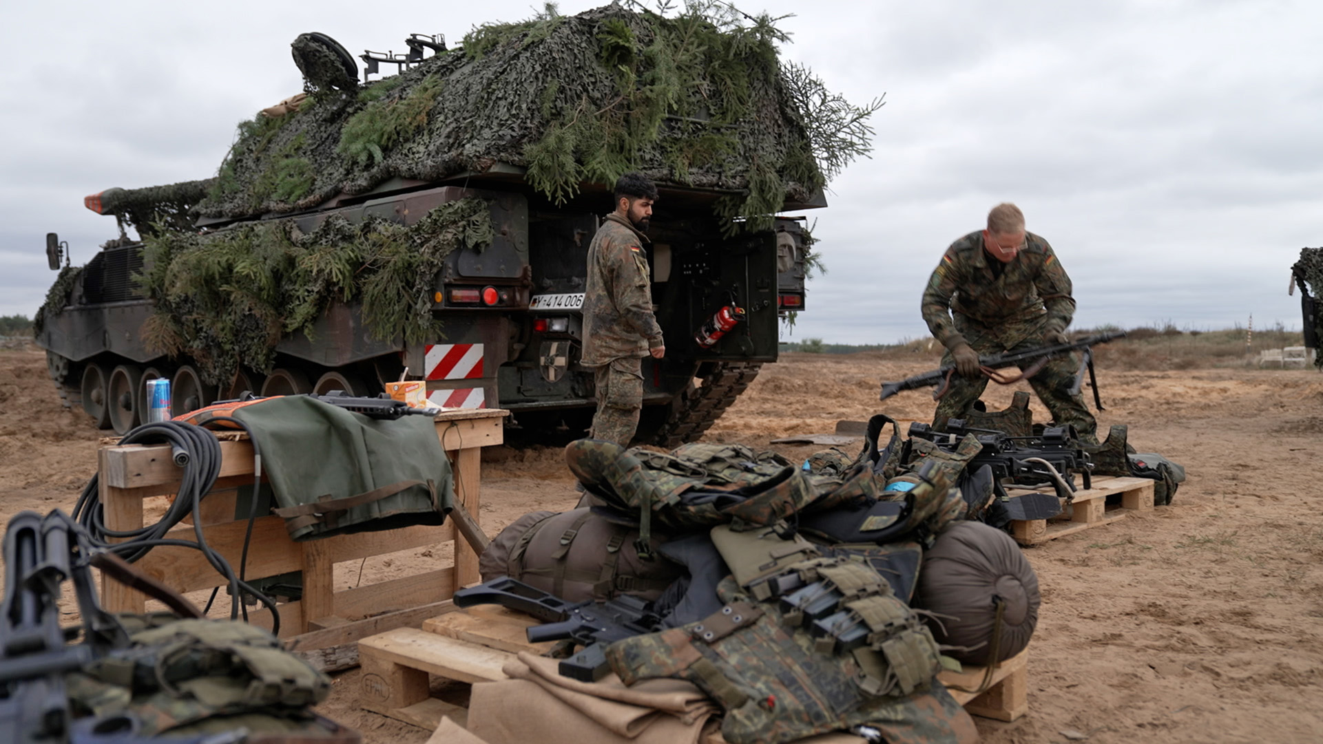 Soldaten aus Munster verladen Material an einer Panzerhaubitze 2000.