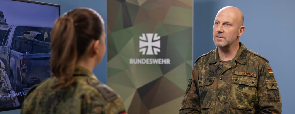 Oberstarzt Dr. Kai F. Schmidt dient seit Oktober 2021 im Kommando Sanitätsdienst der Bundeswehr in Koblenz. Dort ist er Leiter des Lagezentrums Sanitätsdienst.