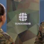 Oberstarzt Dr. Kai F. Schmidt dient seit Oktober 2021 im Kommando Sanitätsdienst der Bundeswehr in Koblenz. Dort ist er Leiter des Lagezentrums Sanitätsdienst.