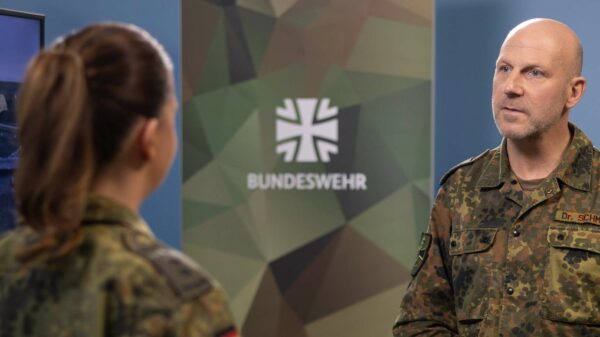 Oberstarzt Dr. Kai F. Schmidt dient seit Oktober 2021 im Kommando Sanitätsdienst der Bundeswehr in Koblenz. Dort ist er Leiter des Lagezentrums Sanitätsdienst.