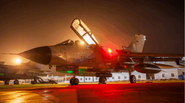 Ein Tornado-Kampfjet vor dem Start eines Einsatzaufklärungsflugs bei Nacht, hier auf der Air Base Incirlik im Rahmen der Mission Counter Daesh im Jahr 2016. (Foto: Lw)
