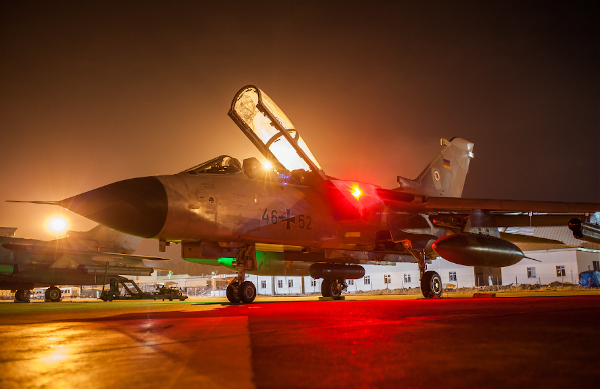 Ein Tornado-Kampfjet vor dem Start eines Einsatzaufklärungsflugs bei Nacht, hier auf der Air Base Incirlik im Rahmen der Mission Counter Daesh im Jahr 2016. (Foto: Lw)