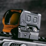 Das neue Primary Army HTX-1 Rotpunktvisier. Auf der linken Waffenseite gut zu erkennen sind die beiden Bedientaster. (Foto: Primary Arms)