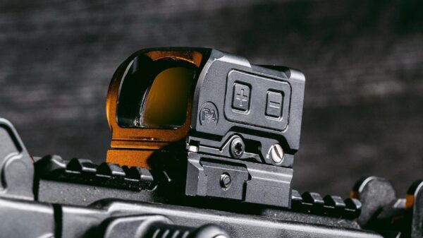 Das neue Primary Army HTX-1 Rotpunktvisier. Auf der linken Waffenseite gut zu erkennen sind die beiden Bedientaster. (Foto: Primary Arms)