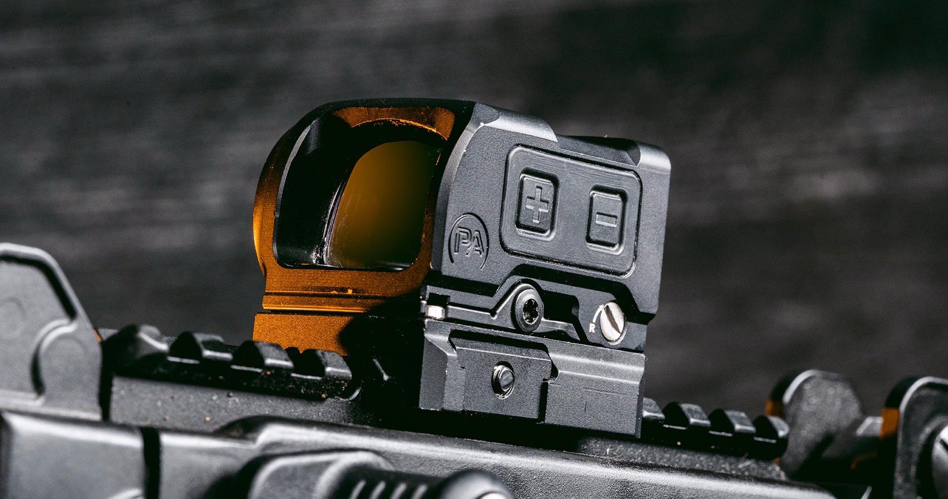 Das neue Primary Army HTX-1 Rotpunktvisier. Auf der linken Waffenseite gut zu erkennen sind die beiden Bedientaster. (Foto: Primary Arms)