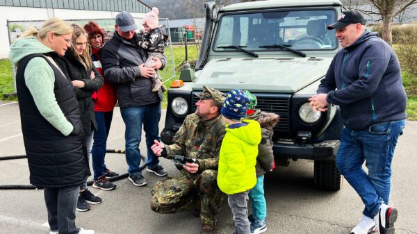 Im Rahmen einer Übung für die Quadriga erklärte Hauptfeldwebel Frank N.* erklärt interessierten Bürgerinnen und Bürgern die Funktionen seiner Aufklärungsdrohne.