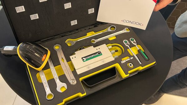 Digitalen Werkzeugausgabe dWzA von CONDOK. Ein Beispielsatz Werkzeug mit Strichcodes und Einhandscanner.