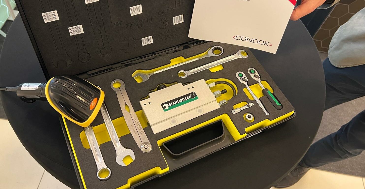 Digitalen Werkzeugausgabe dWzA von CONDOK. Ein Beispielsatz Werkzeug mit Strichcodes und Einhandscanner.