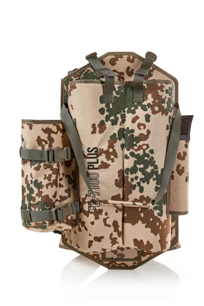 Diese Mustertasche FE-7100 Plus als Beispiel für ein System mit Tarnmuster. Diese Kraxe ist für den Transport großer und sperriger Güter oder Waffensysteme vorgesehen, zum Beispiel für Panzerfäuste oder andere Startrohre, oder wie hier konkret für den Transport von Kartuschen mit Löschschaum.