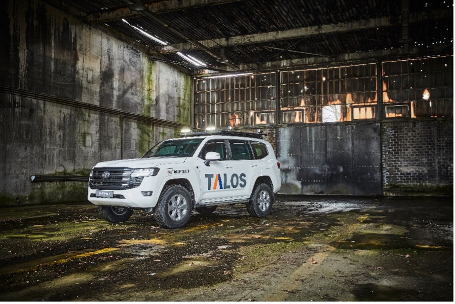 Der TALOS basiert auf dem Toyota Land Cruiser 300 und ist optisch nicht von einem serienmäßigen Fahrzeug zu unterscheiden. Es handelt sich jedoch um ein Sonderschutzfahrzeug.