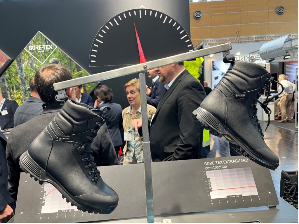 Bei der Nutzung der EXTRAGUARD Obermaterialtechnologie von Gore-Tex wird entweder weniger oder gar kein Leder mehr als Obermaterial benötig. Dadurch saugt sich das Obermaterial in feuchten/nassen Umgebungen weniger voll und bleibt leichter.