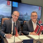 Eirik Lie (l.), Präsident von Kongsberg Defence & Aerospace, und Oliver Burkhard, CEO von thyssenkrupp Marine Systems unterzeichnen die Kooperationsvereinbarung.