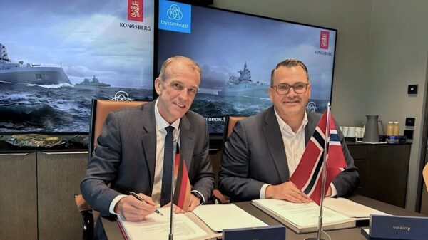Eirik Lie (l.), Präsident von Kongsberg Defence & Aerospace, und Oliver Burkhard, CEO von thyssenkrupp Marine Systems unterzeichnen die Kooperationsvereinbarung.