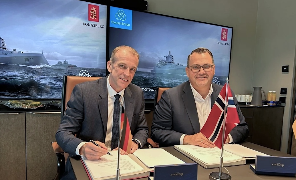 Eirik Lie (l.), Präsident von Kongsberg Defence & Aerospace, und Oliver Burkhard, CEO von thyssenkrupp Marine Systems unterzeichnen die Kooperationsvereinbarung.