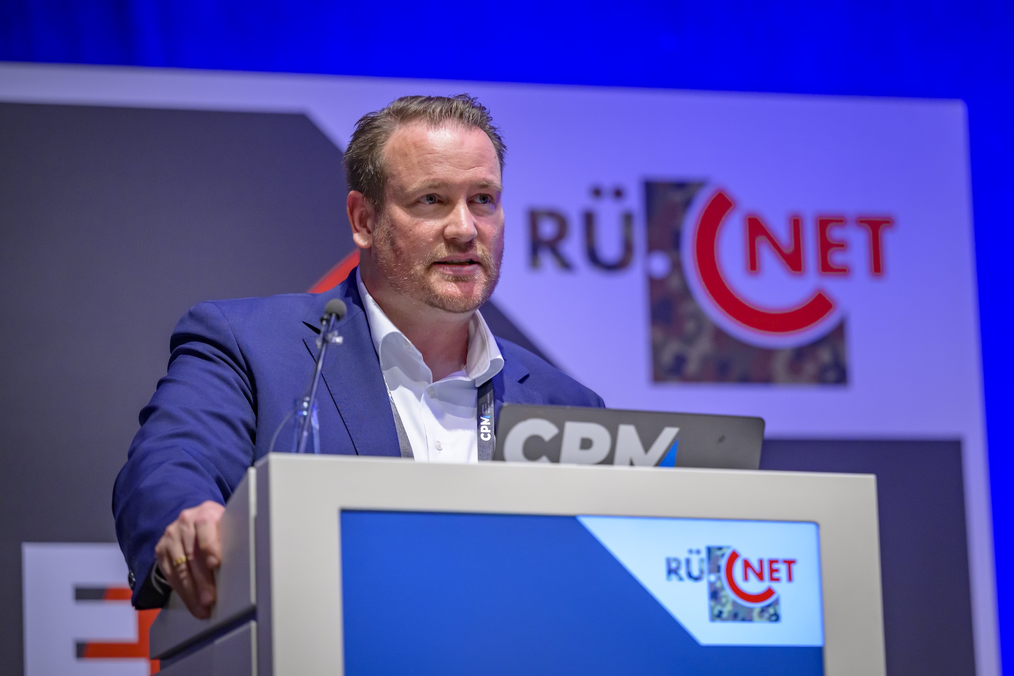 „Derjenige, der einen Colt hat, darf mit am Tisch sitzen, der Rest schaut zu“, betont Tobias Ehlke, Geschäftsführer CPM Verlag, bezüglich der Verteidigungsfähigkeit Europas bei der heutigen Eröffnung der RüNet.