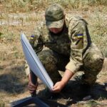 Ein ukrainischer Soldat baut ein Starlink-Terminal auf. Satellitenkommunikation ist eine der Grundlagen der militärischen Führungsfähigkeit der Ukraine.