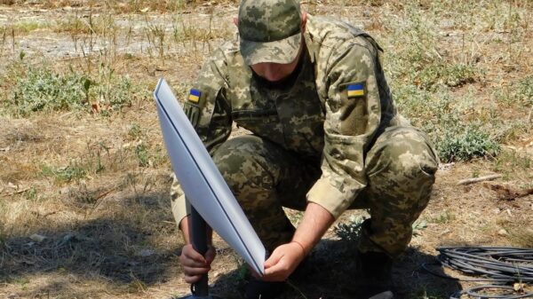 Ein ukrainischer Soldat baut ein Starlink-Terminal auf. Satellitenkommunikation ist eine der Grundlagen der militärischen Führungsfähigkeit der Ukraine.