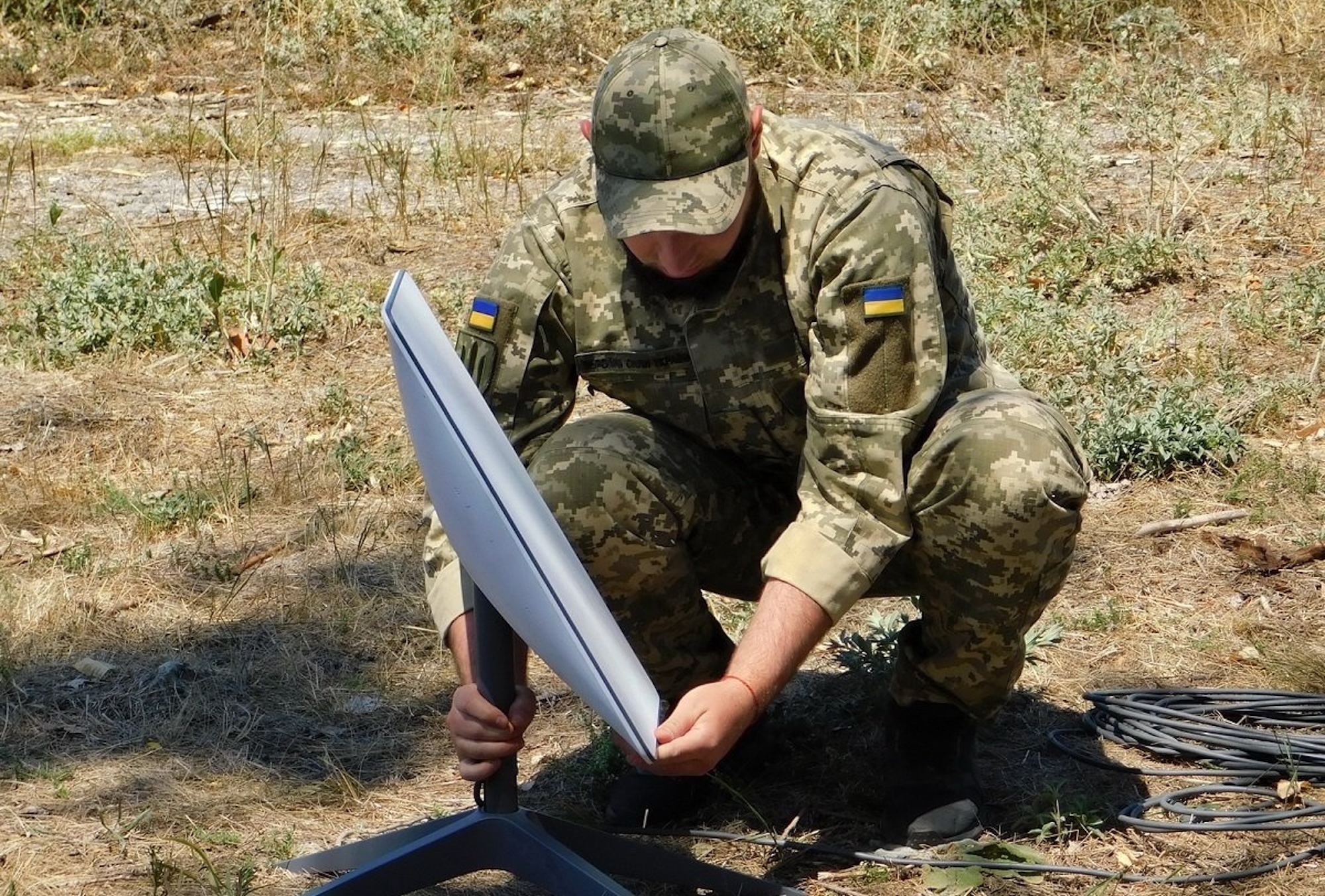 Ein ukrainischer Soldat baut ein Starlink-Terminal auf. Satellitenkommunikation ist eine der Grundlagen der militärischen Führungsfähigkeit der Ukraine.