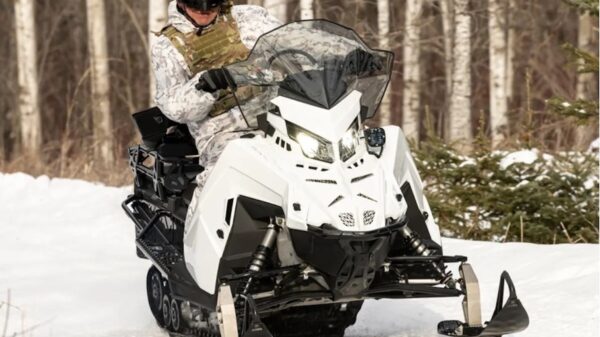 Militär-Schneemobile : Der 2025 Military 650 TITAN 155 für mehr Nutzlast und zwei Soldaten. (Foto: Polaris)