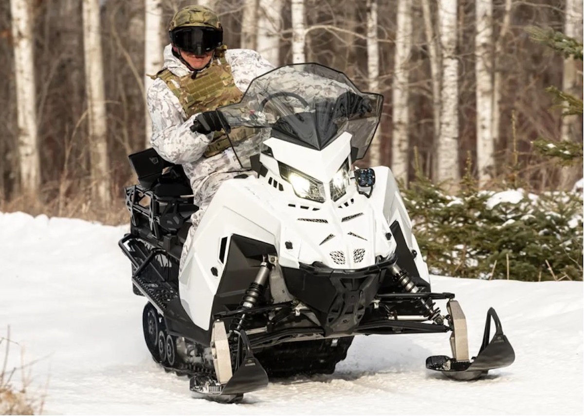 Militär-Schneemobile : Der 2025 Military 650 TITAN 155 für mehr Nutzlast und zwei Soldaten. (Foto: Polaris)