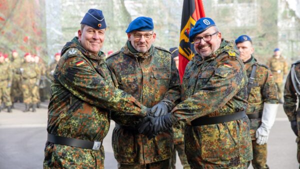Spitzenwechsel des Bundeswehrzentralkrankenhauses in Koblenz: Oberstarzt Prof. Dr. Robert Schwab, Generalstabsarzt Dr. Johannes Backus, Generalarzt Dr. Jens Diehm (v. l. n. r.)