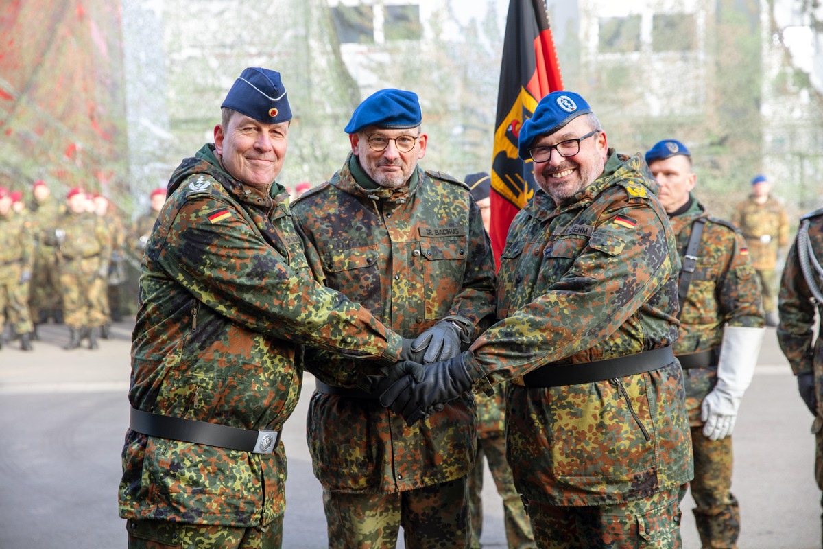Spitzenwechsel des Bundeswehrzentralkrankenhauses in Koblenz: Oberstarzt Prof. Dr. Robert Schwab, Generalstabsarzt Dr. Johannes Backus, Generalarzt Dr. Jens Diehm (v. l. n. r.)