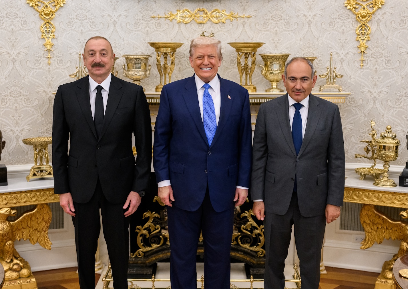 Ein zufrieden grinsender Friedensstifter und möglicher Kandidat für den Nobelpreis, Donald Trump (m.), empfing heute den Präsidenten von Aserbaidschan, Ilham Alijew (l.), und den armenischen Premierminister Nikol Paschinjan (r.).